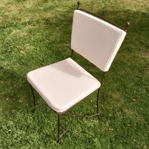 Chaise en fer forgé avec coussin beige