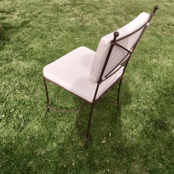 Chaise en fer forgé avec coussin beige