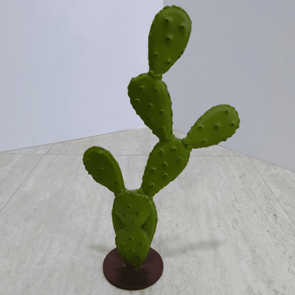 Cactus décoratif en métal vert au design inspiré du figuier de barbarie. Hauteur 40 cm, poids 17 kg, largeur 0,80 m. Idéal pour une touche naturelle et artisanale dans votre intérieur ou jardin.